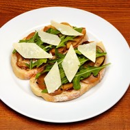 Брускетта с белыми грибами и рукколой