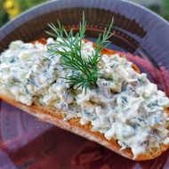 Брускетта с брынзой и сметаной