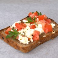 Брускетта с черным хлебом и песто