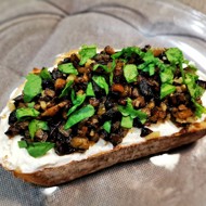 Брускетта с грибами и баклажаном