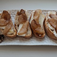 Брускетта с грушей, сыром и медом