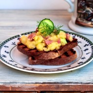 Брускетта с холодной фриттатой