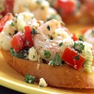 Брускетта с креветками и фетой