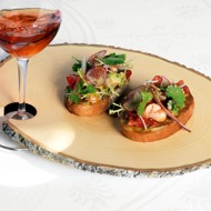 Брускетта с креветками и муссом из авокадо