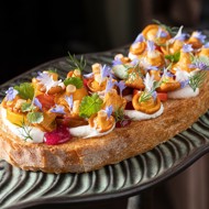 Брускетта с лисичками, томатами и страчателлой