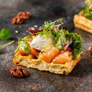 Брускетта с лососем на картофельной вафле
