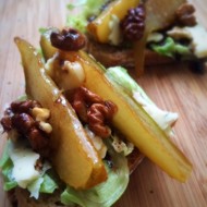 Брускетта с медовой грушей и сыром дор-блю