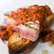 Брускетта с пармской ветчиной и томатной приправой