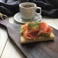 Брускетта с пастой из авокадо и семгой