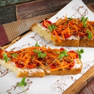 Брускетта с печеными томатами от Funny Cabany