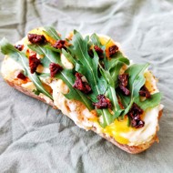 Брускетта с перепелиными яйцами