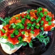 Брускетта с помидорами черри и сыром