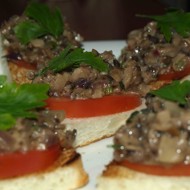 Брускетта с помидорами, шампиньонами и луком