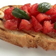 Брускетта с помидором и бальзамиком