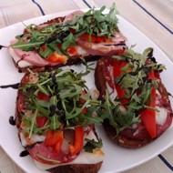 Брускетта с салями, рукколой, моцареллой и бальзамиком