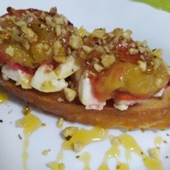 Брускетта с сыром и сливой