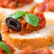Брускетта с томатами и анчоусами