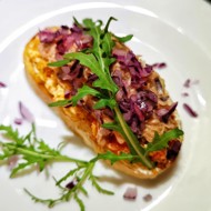 Брускетта с тунцом