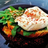 Брускетта с яйцом пашот