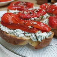 Брускетта с запеченным перцем