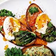 Брускетты с авокадо, семгой и яйцом пашот