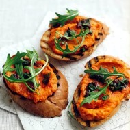 Брускетты с овощным пюре  и рукколой