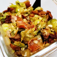 Брюссельская капуста, обжаренная с беконом и сыром
