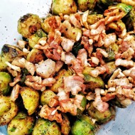 Брюссельская капуста со шкварками и сыром