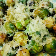 Брюссельская капуста на сковороде с сыром