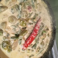 Брюссельская капуста, спаржа и зеленая фасоль в сливках с чили