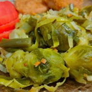 Брюссельская капуста тушеная с пореем, зеленой фасолью и солеными огурцами