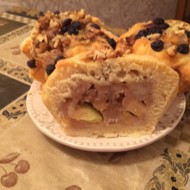 Булочка с грушей и корицей