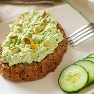 Булочка с творогом и авокадо