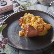 Булочка-суфле с яйцами и креветками