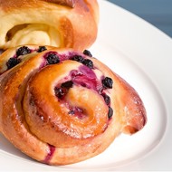 Булочки с черной смородиной и взбитыми сливками