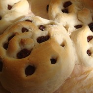 Булочки с изюмом для завтрака