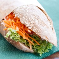 Булочки с морковной начинкой и хумусом