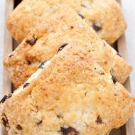 Булочки с пророщенной пшеницей, ягодами и орехами