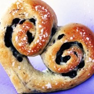 Булочки в форме сердечек с корицей и джемом