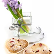 Булочки в виде сердец с сушеной вишней и шоколадными чипсами