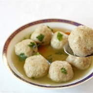 Бульон куриный с клецками из мацы