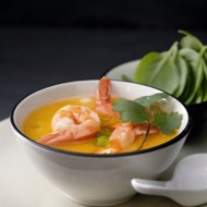 Бульон с креветками и кокосом