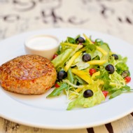 Бургер из индейки с зеленым салатом и фермерской сметаной