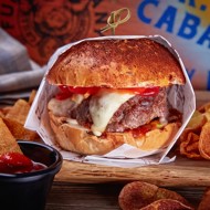 Бургер из оленины с картофельными чипсами