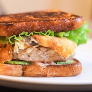 Бургер на тостовом хлебе с цукини, омлетом с шампиньонами и заправкой из домашнего майонеза