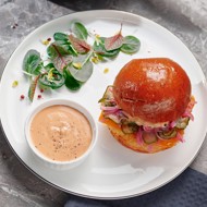 Бургер с цыпленком и сыром