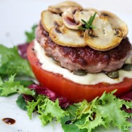 Бургер с каперсами, помидором и майонезом