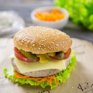 Бургер с колбасками