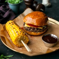 Бургер с розовыми помидорами