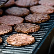 Бургеры из говядины с маслинами и авокадо